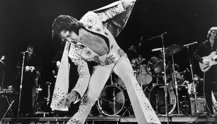 Elvis Presley, einer der erfolgreichsten Musiker aller Zeiten, in einem seiner ikonischen Bühnenoutfits.
