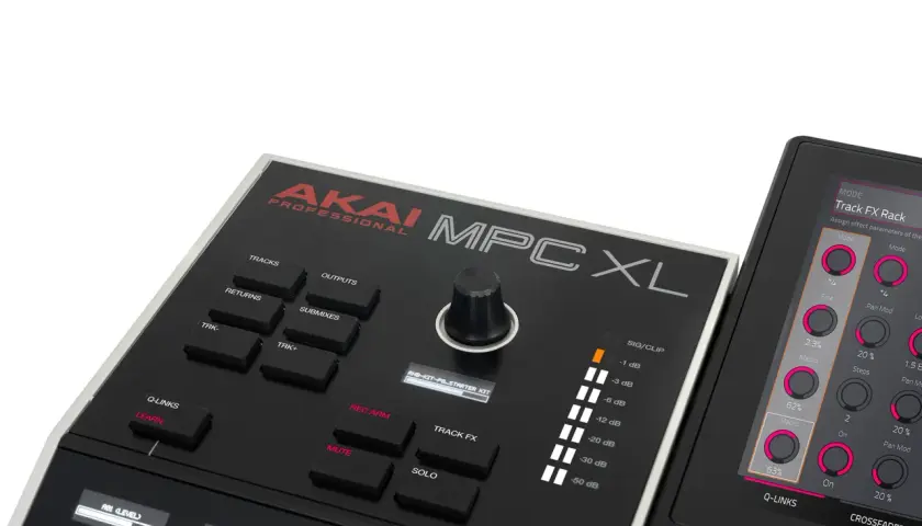 Akai MPC XL mit vielen Tasten und einem großen Drehregler. Rechts daneben ein Touchscreen mit Effektparametern.
