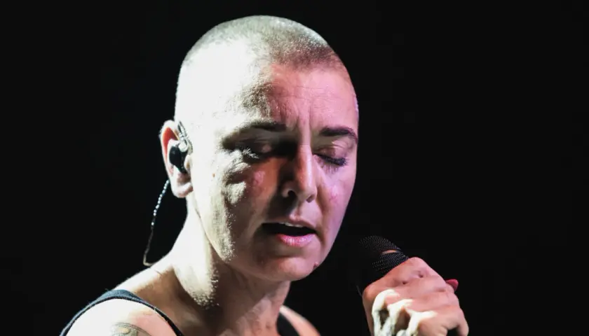 Sinéad O'Connor singt mit geschlossenen Augen, ihre Stimme ist ein Ausdruck von "nothing compares to you bedeutung".