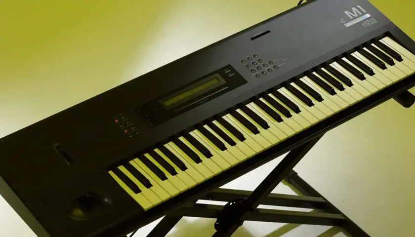 Korg M1 Synthesizer, ein ikonisches Instrument, das auch als Korg M1 VST in der digitalen Musikproduktion beliebt ist.