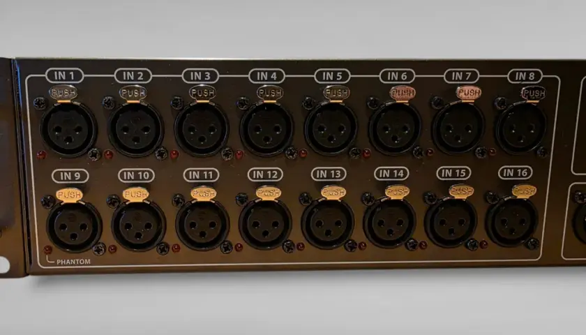 Behringer S16 Stagebox mit 16 XLR-Eingängen, bereit für den Anschluss von Mikrofonen und Instrumenten.
