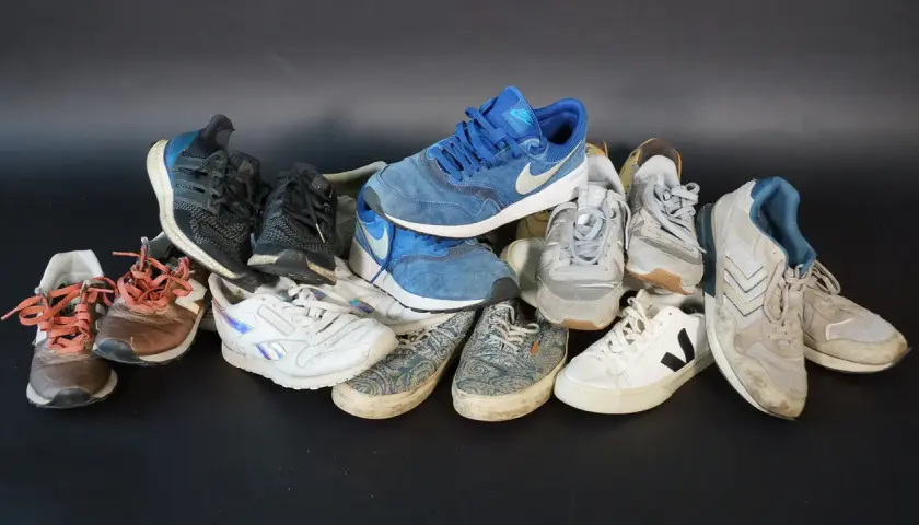 Bunte Sneaker-Sammlung, darunter blaue Nike-Schuhe. Die Frage, wo werden Nike Schuhe hergestellt, bleibt offen.