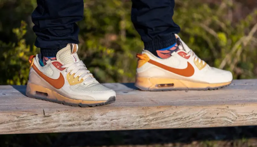 Nike Air Max 90 in Beige und Orange, ein Highlight der Nike Air Max alle Modelle Liste.