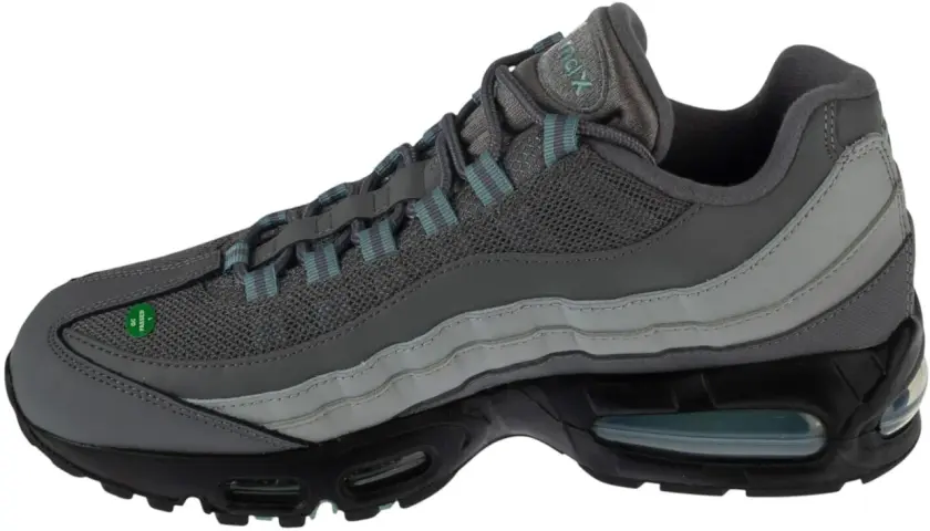 Grauer Nike Air Max 95 Sneaker mit türkisen Akzenten. Die Sohle ist schwarz mit sichtbaren Air-Elementen. Die Frage, wie fallen Air Max 95 aus, wird hier nicht beantwortet.