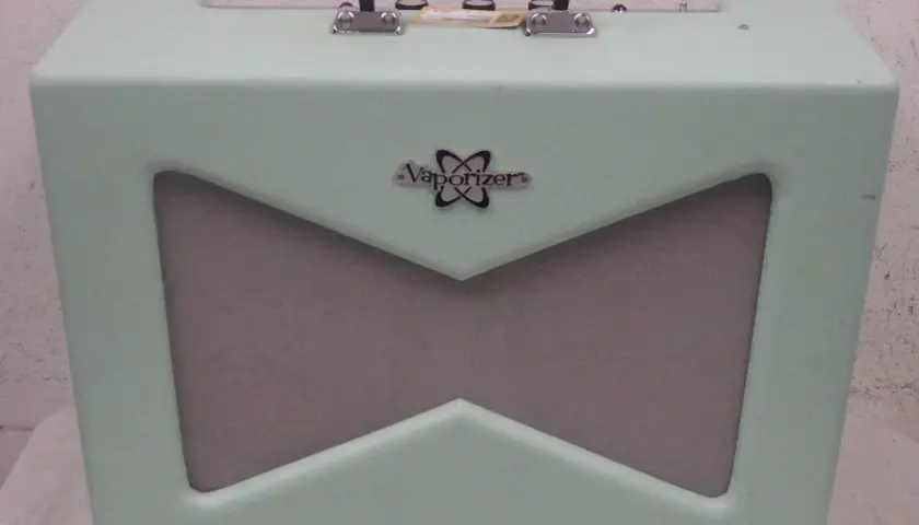 Ein mintgrüner Verstärker mit dem Logo "Vaporizer" und einem auffälligen, keilförmigen Lautsprechergitter.