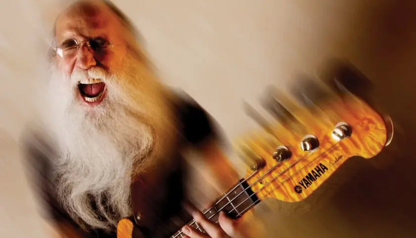 Lee Sklar, mit seinem legendären Bart, brüllt vor Begeisterung, während er auf seinem Yamaha-Bass spielt.