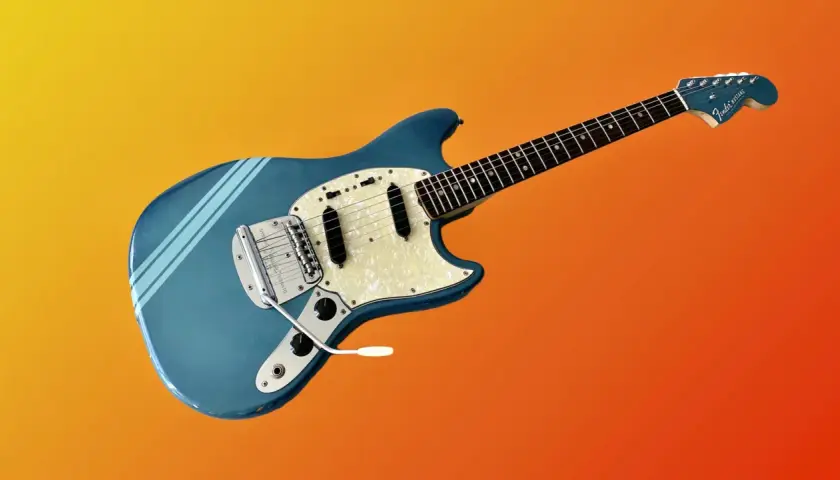 Eine blaue Fender Mustang Gitarre mit weißen Streifen, die aussieht wie die teuerste Gitarre der Welt, vor einem orangen Hintergrund.