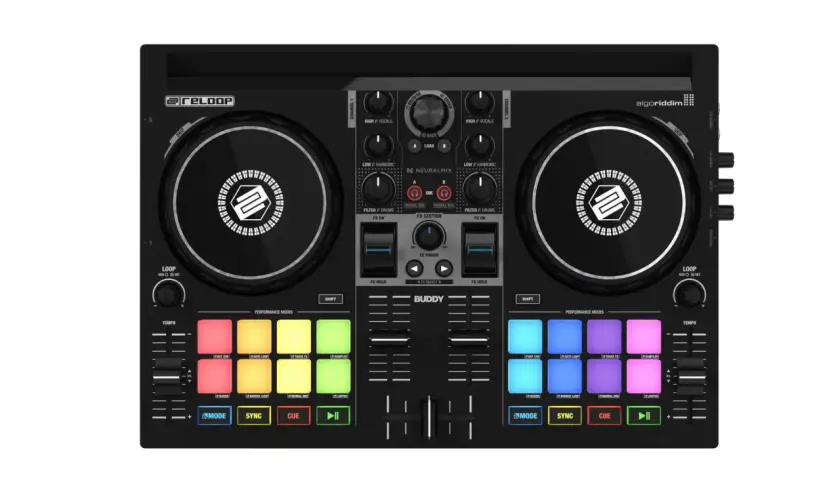 Ein schwarzer DJ-Controller mit zwei Jogwheels und vielen bunten Pads. Der "reloop buddy" ist bereit für den nächsten Beat.