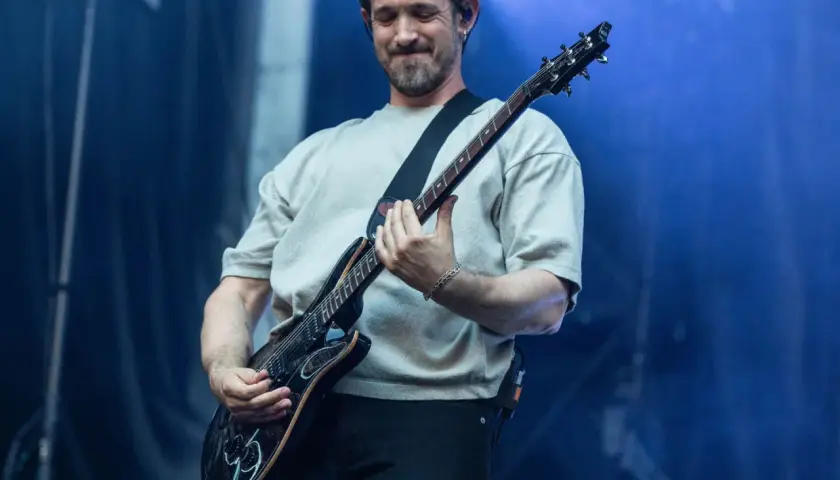 Alex Feder spielt mit Leidenschaft E-Gitarre auf der Bühne.