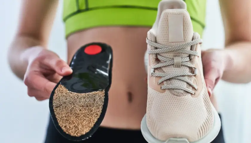 Ein Sneaker und eine Einlegesohle werden gezeigt. Der Aufbau des Schuhs wird durch die separate Einlage verdeutlicht.