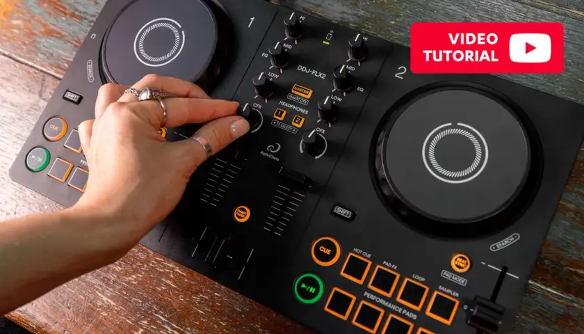 Hand steuert DJ-Controller für coole DJ-Sets. Video-Tutorial erklärt die Funktionen.