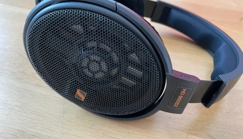 Nahaufnahme der Sennheiser HD 660S2 Kopfhörer auf Holzhintergrund. Ein detaillierter sennheiser hd 660s2 test.