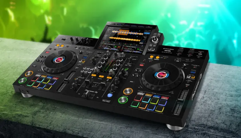 Ein Pioneer XDJ-RX3 DJ-Controller mit leuchtenden Pads und einem Touchscreen, bereit für die nächste Party.
