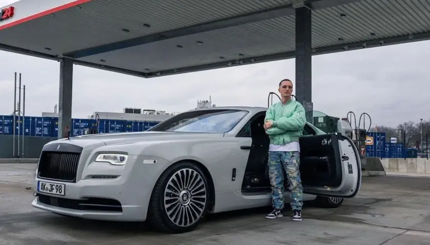 Justin Fuchs mit seinem Rolls-Royce, bereit, den Peso zu verdienen.