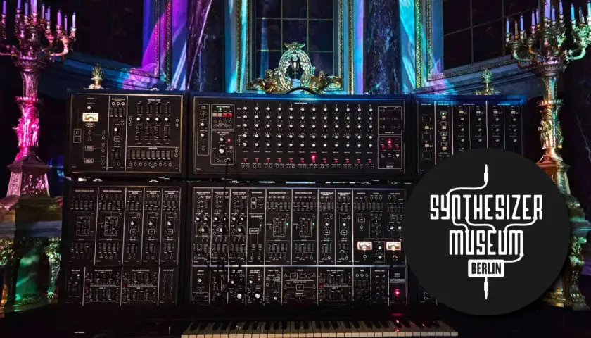 Eine beeindruckende Sammlung von Vintage-Synthesizern im **Synthesizer Museum** Berlin, umgeben von opulenten Kerzenleuchtern und prunkvoller Dekoration.