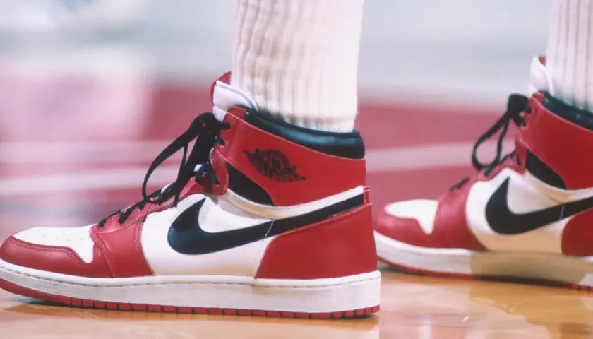 Der erste Air Jordan in Rot und Weiß, ein ikonischer Basketballschuh, der Geschichte schrieb.