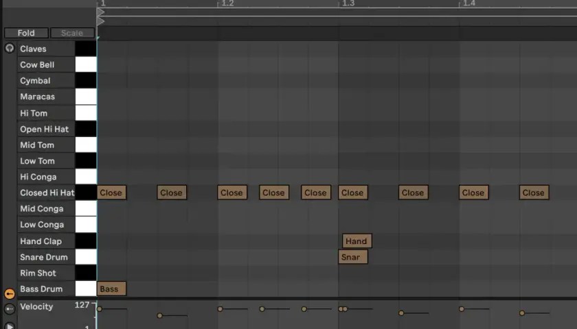 Ein trap beat pattern mit Hi-Hat, Bass Drum und Snare.