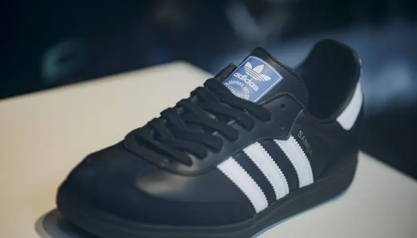 Schwarzer Adidas Samba Schuh mit weißen Streifen und goldener "SAMBA"-Prägung. Ein Klassiker, der seinen Preis wert ist – einer der teuersten Adidas Schuhe.