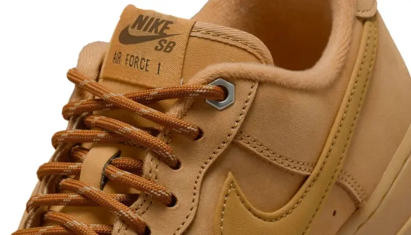 Nahaufnahme eines braunen Nike Air Force 1 Sneakers. Seit wann kamen Air Force 1 raus? Seit 1982!