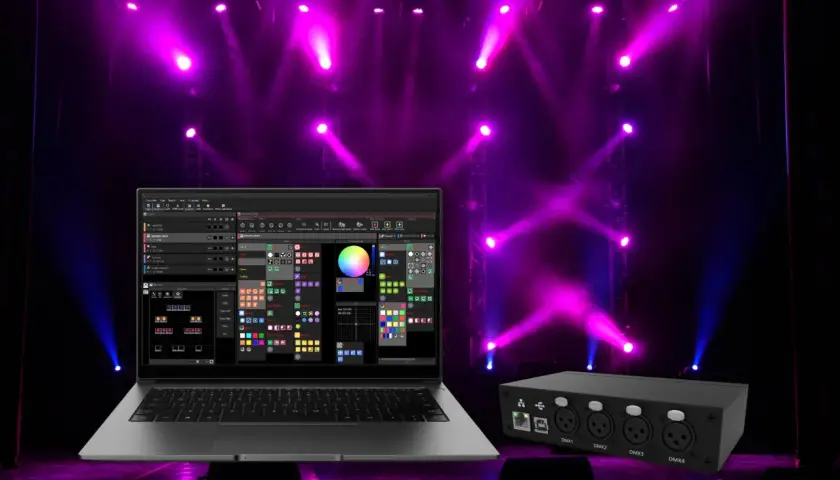 Laptop mit DMX-Software und Lichtpult im Hintergrund, bereit für eine beeindruckende Lichtshow.