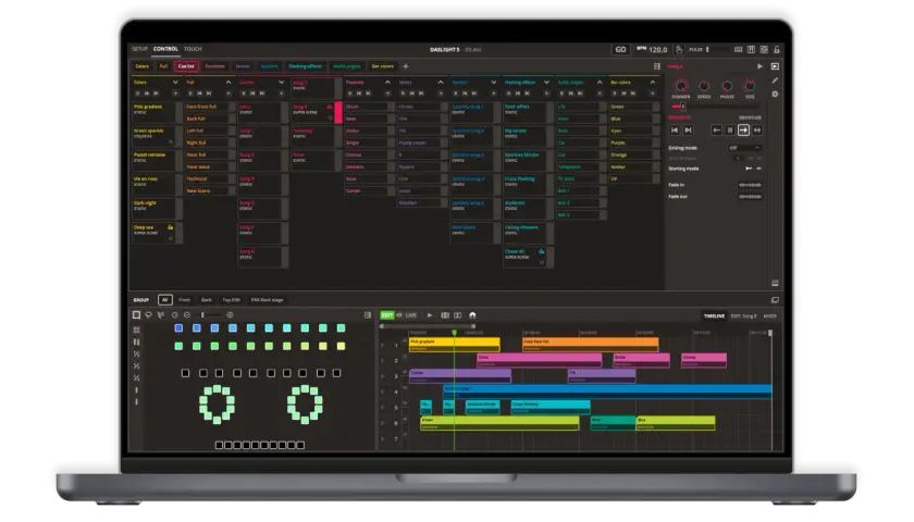 Lichtsteuerung Software: Ein Laptop zeigt eine Benutzeroberfläche zur Lichtprogrammierung mit Timelines, Farben und Effekten.