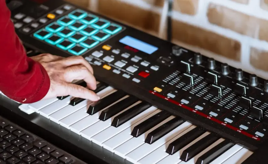 Synthesizer-Sound verstehen – Genres, Songs & Wirkung