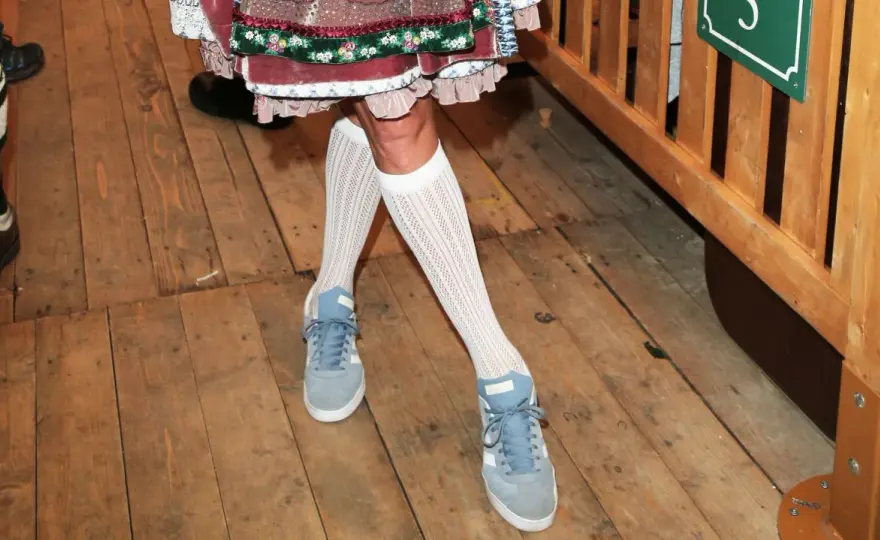 Sneaker zur Lederhose? So gelingt der moderne Trachten-Look!