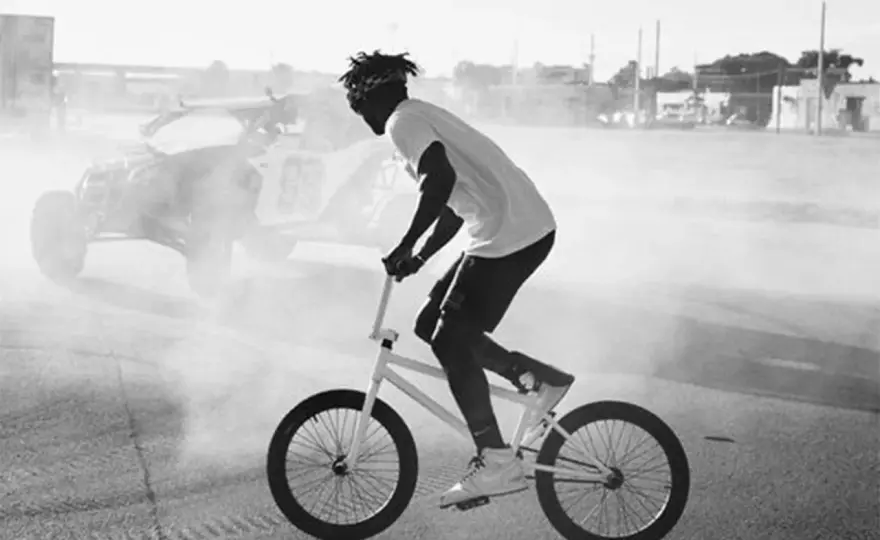 Nigel Sylvester: BMX-Stil, der Streetwear prägt – So geht's