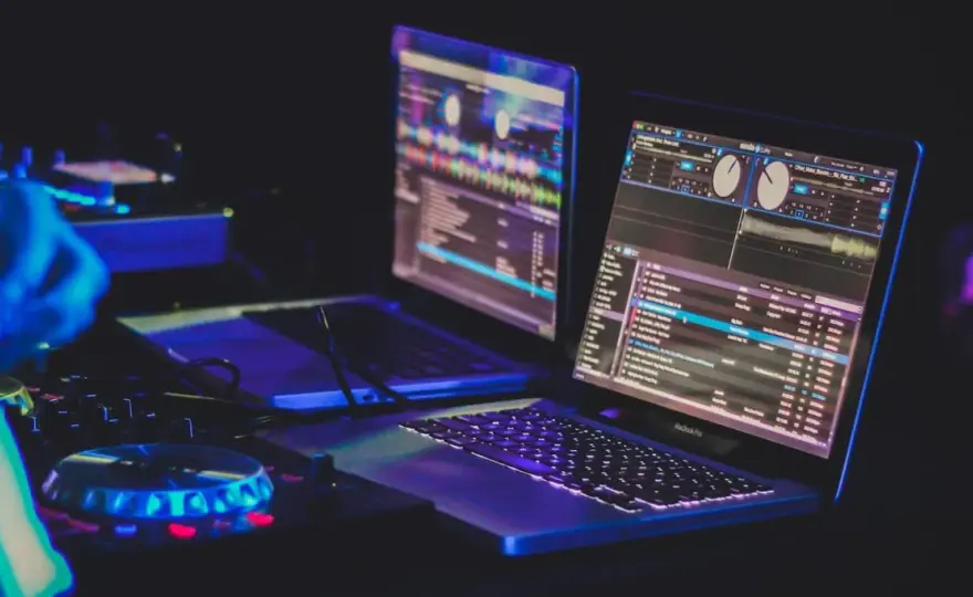 DJ-Software Vergleich - Welche passt 2026 zu deinem Club-Set?