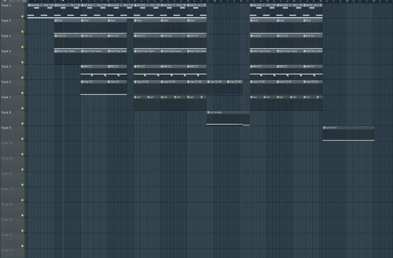 Ein Musikproduktions-Arrangement mit Spuren für Hi-Hat, Kick, Snare, 808 und Clap. Der Beat beginnt, als würde er zum Leben erwachen, ein rhythmischer Tanz.