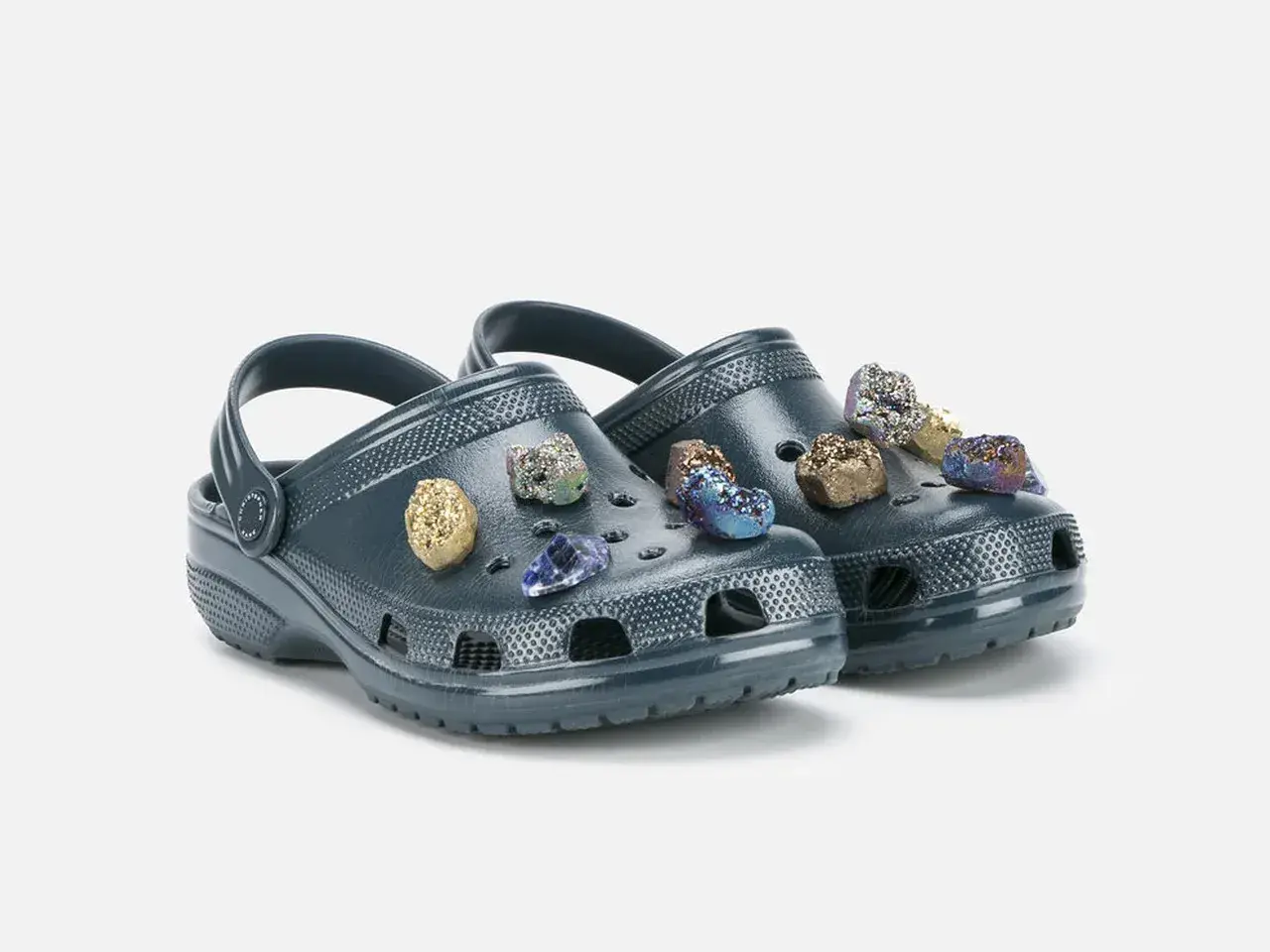 Dunkelblaue Crocs mit glitzernden Kristallen und Geoden, die sie zu den teuersten Crocs der Welt machen.