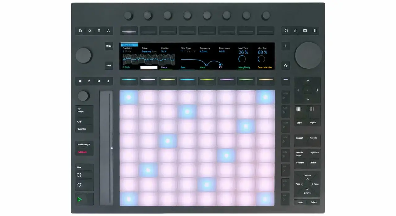 Ableton Push 3 Standalone: Ein Musikproduktions-Controller mit leuchtenden Pads und einem Display, das Synthesizer-Parameter anzeigt.