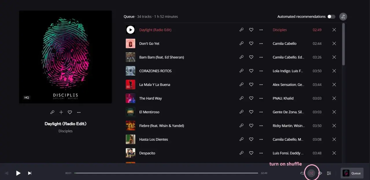 Ein Musikplayer zeigt das Albumcover "Disciples Daylight - Remixes" und eine Liste mit Songs. Der Shuffle-Modus ist aktiviert, um ein bekanntes Shuffle Lied zu hören.