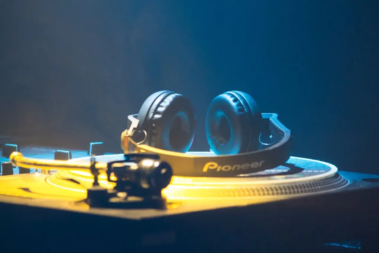 Kopfhörer auf einem Plattenspieler, bereit für House Music.