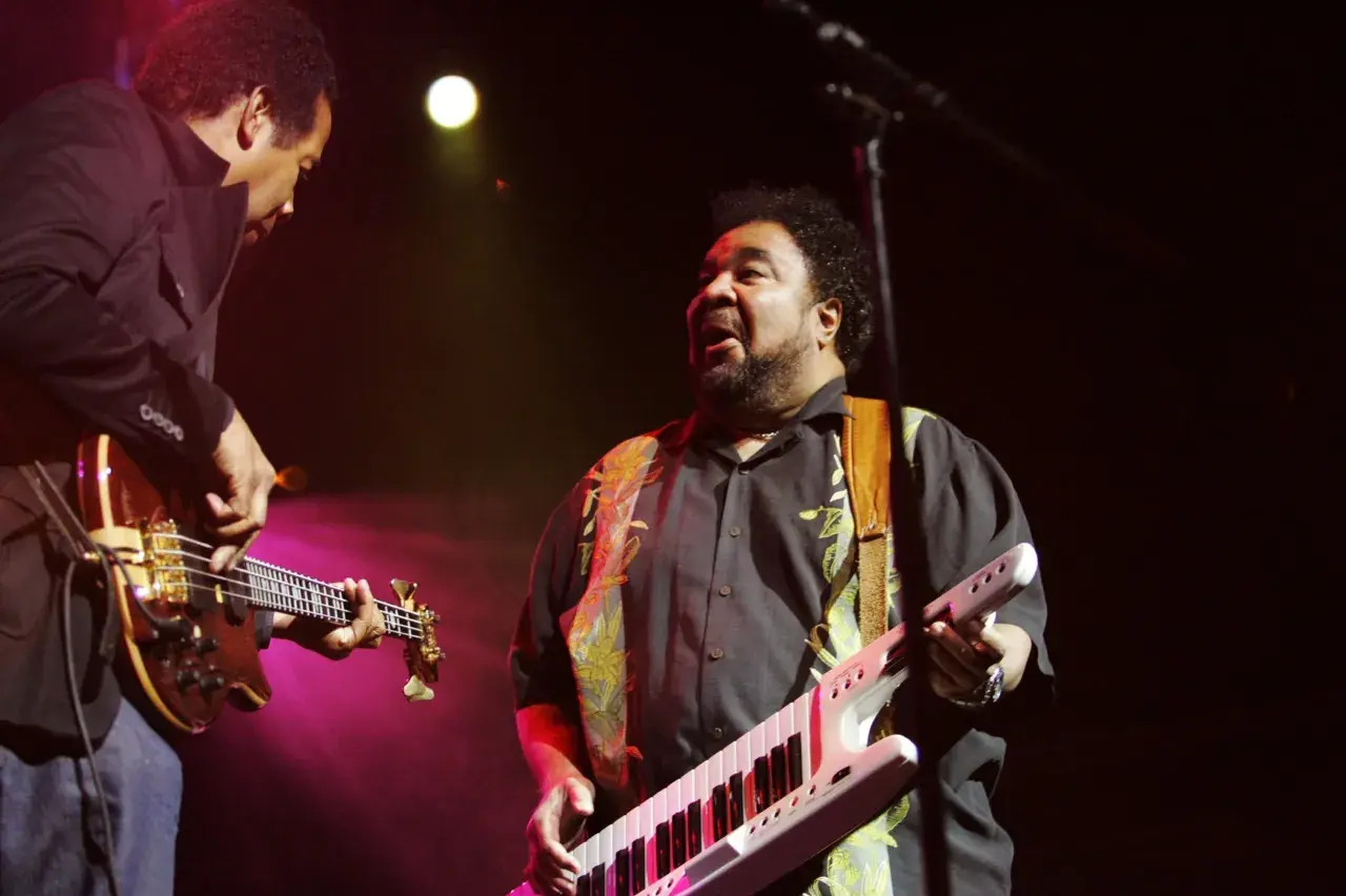 George Duke spielt Keytar und Bassgitarre auf der Bühne.