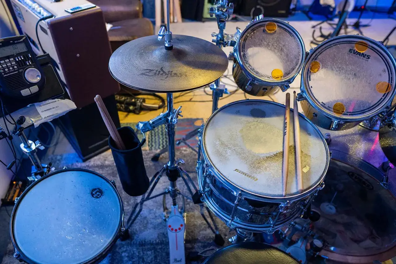 Ein Schlagzeugaufbau mit Sticks, Becken und Trommeln. Bereit für den nächsten Beat.