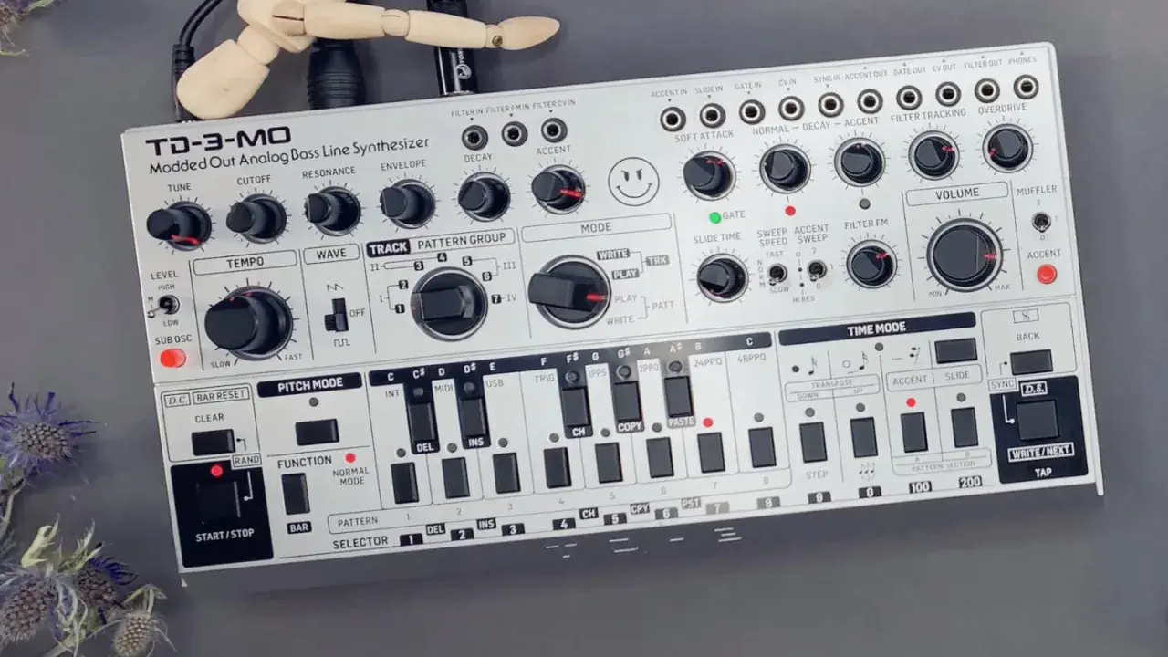 Behringer TD-3 MO, ein modifizierter Analog-Bassline-Synthesizer, bereit für kreative Klänge.