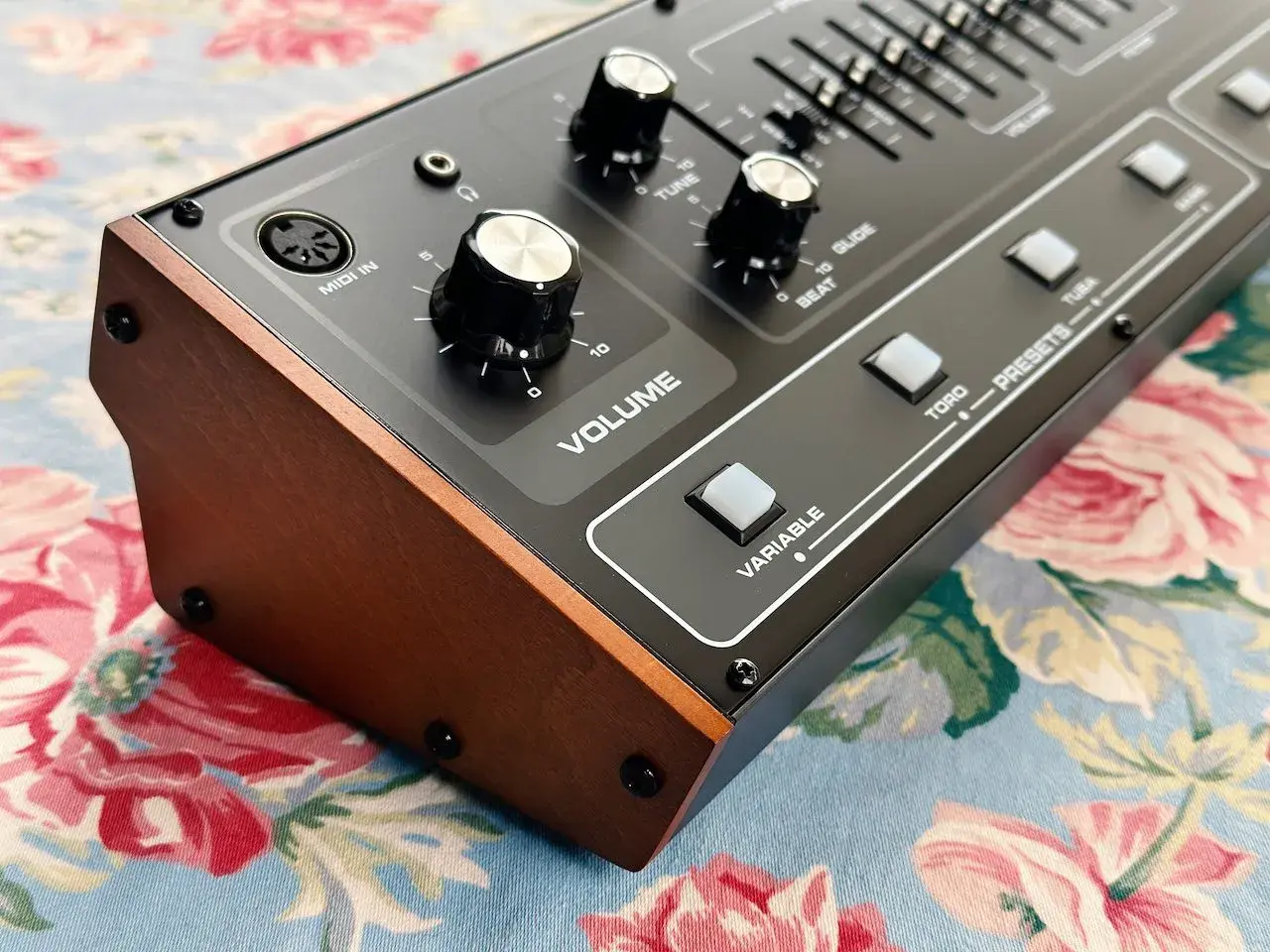Behringer Toro Synthesizer mit Holzseitenteilen und Reglern für Volume, Tune, Glide und Beat.