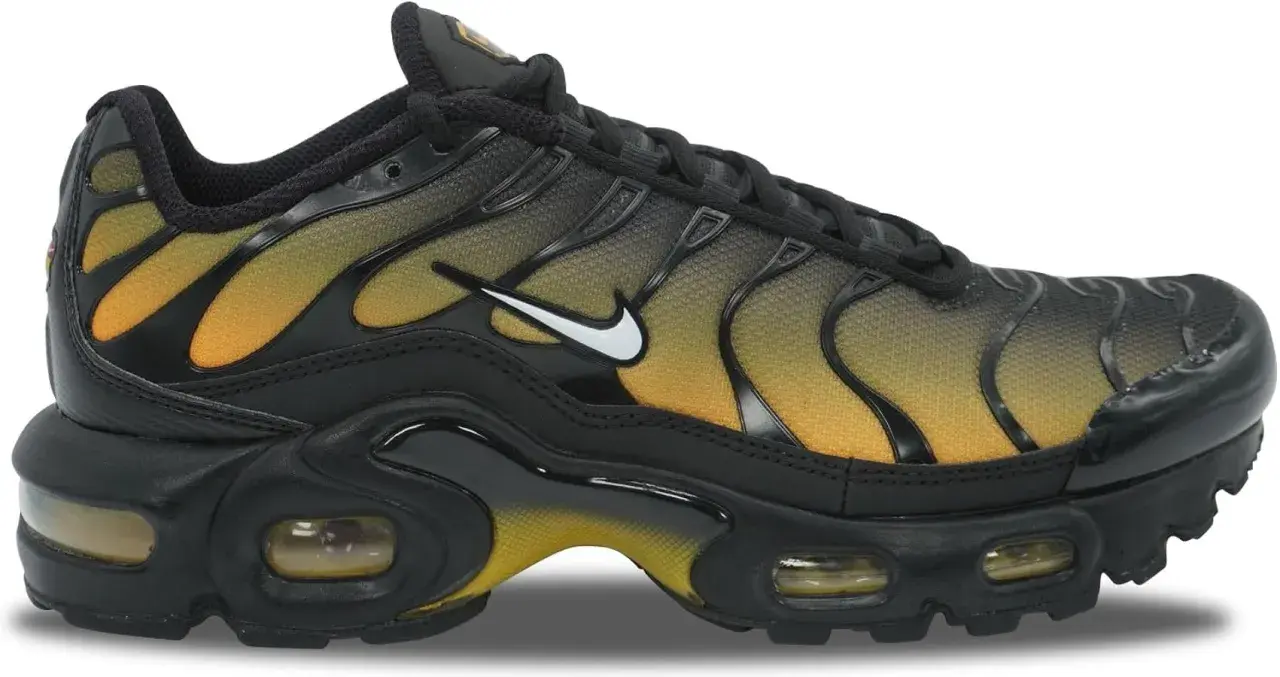 Schwarzer Nike Air Max Plus TN Sneaker mit gelb-orangefarbenem Farbverlauf. Seit wann gibt es Nike TNS? Seit 1998!