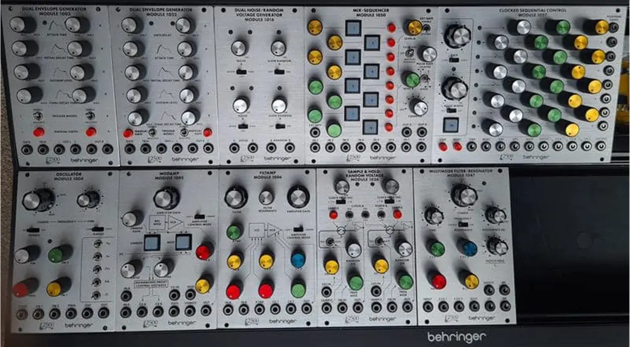 Behringer ARP 2500 Synthesizer-Module: Sequenzer, Oszillatoren, Filter und mehr.