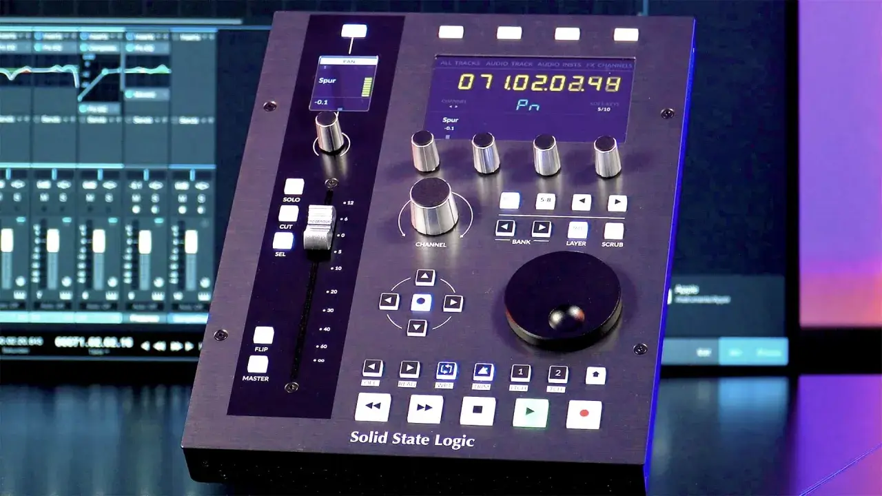 Solid State Logic UC1 Mischpult mit digitalen Fader-Anzeigen und Drehreglern. Im Hintergrund sind DAW-Fenster zu sehen.
