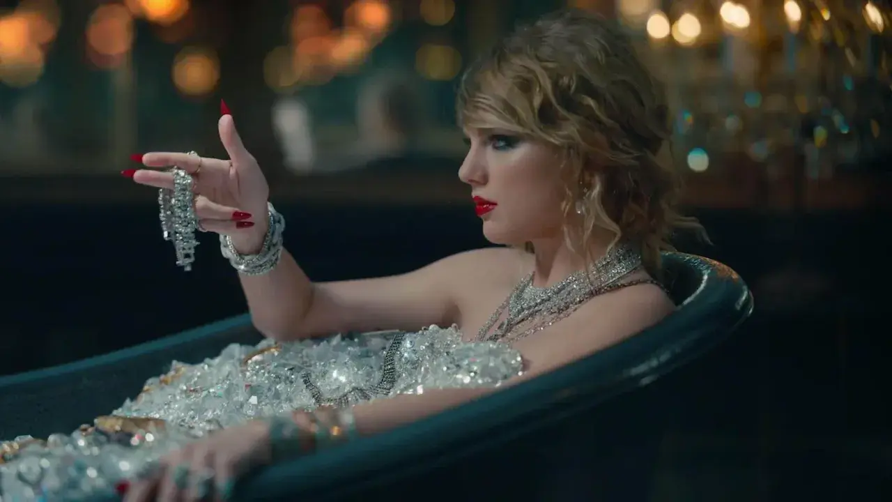 Taylor Swift in einem mit Diamanten besetzten Kleid in einer Badewanne, das teuerstes Musikvideo aller Zeiten.