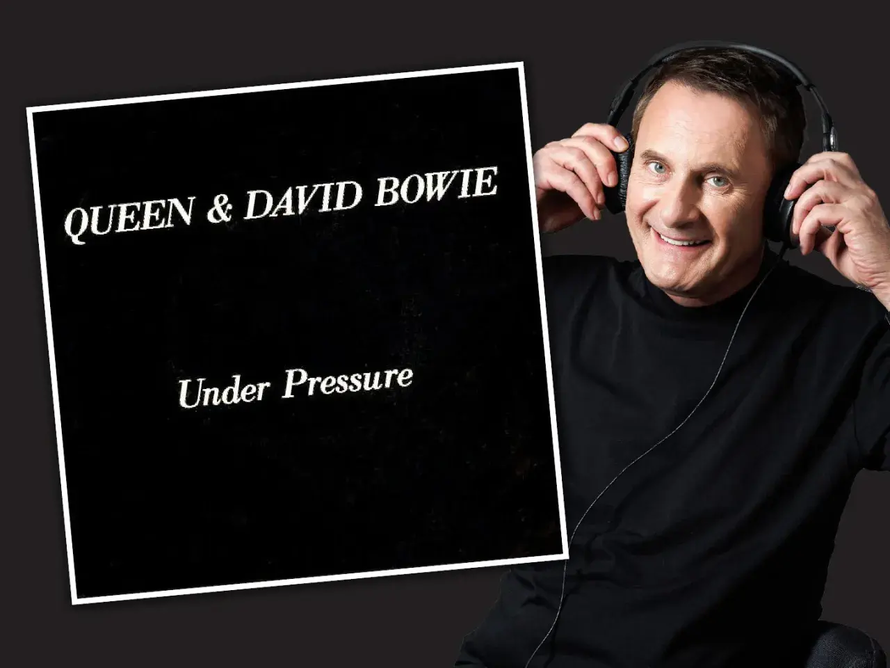 Mann mit Kopfhörern lächelt, neben der Platte "Under Pressure" von Queen & David Bowie.