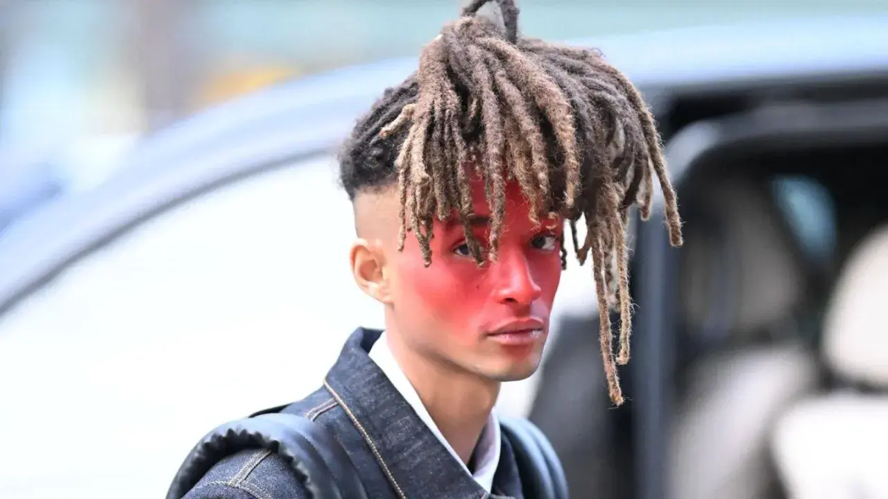 Jaden Smith heute mit roten Wangen und Dreadlocks, bereit für seinen nächsten Auftritt.