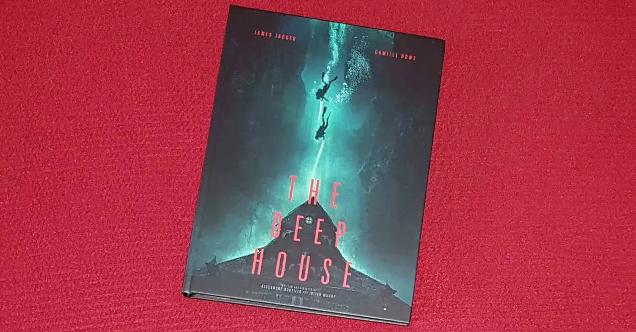 Das Cover von "The Deep House" zeigt Taucher, die in die Tiefe eines unheimlichen Hauses hinabsteigen. Ein spannender Thriller erwartet dich!