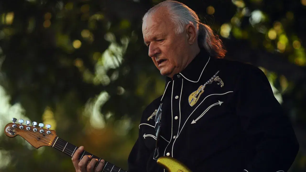 Dick Dale, der Surf-Rock-Pionier, spielt seine goldene E-Gitarre mit Leidenschaft.