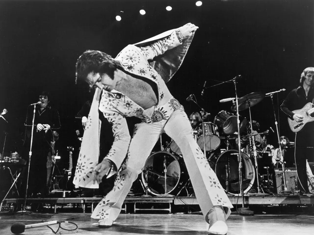 Elvis Presley, einer der erfolgreichsten Musiker aller Zeiten, in einem seiner ikonischen Bühnenoutfits.