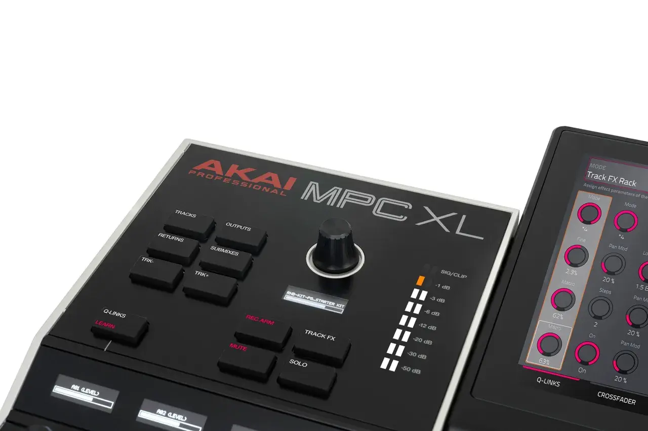 Akai MPC XL mit vielen Tasten und einem großen Drehregler. Rechts daneben ein Touchscreen mit Effektparametern.