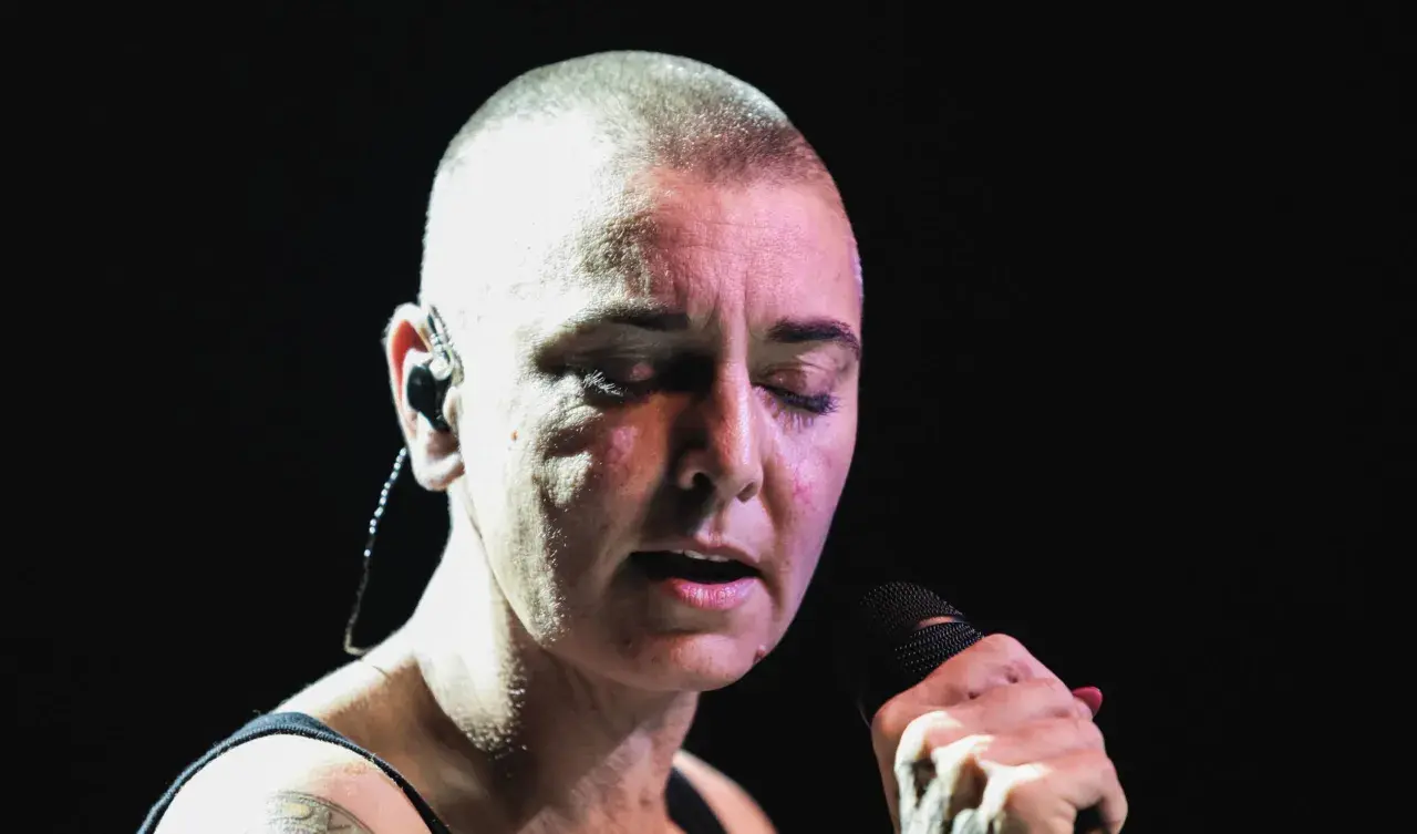 Sinéad O'Connor singt mit geschlossenen Augen, ihre Stimme ist ein Ausdruck von "nothing compares to you bedeutung".