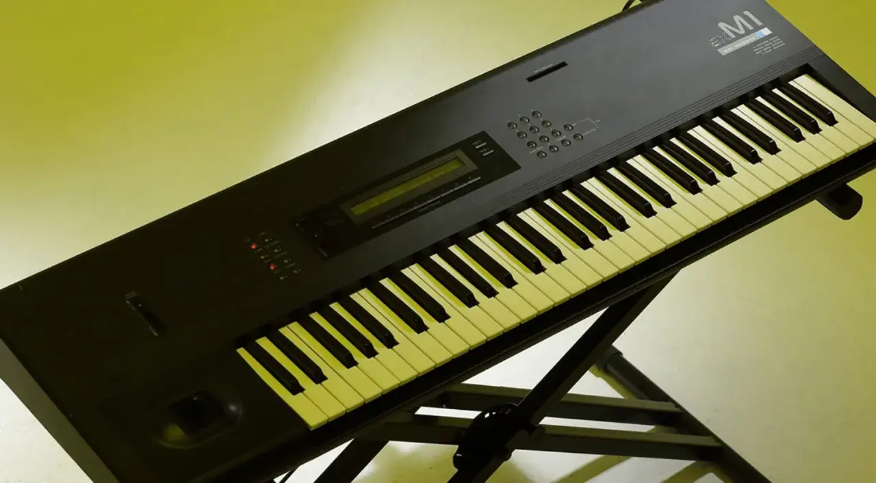 Korg M1 Synthesizer, ein ikonisches Instrument, das auch als Korg M1 VST in der digitalen Musikproduktion beliebt ist.